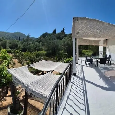 شقة Skinilla With Mountain View Ágios Matthaíos